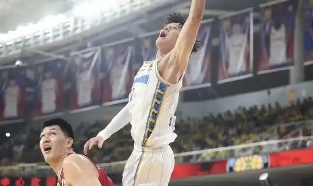 弄伤曾凡博后开始演受害者？刘传兴假摔引众怒，球迷：演技略差|山西|北京|陈盈骏|山西男篮|篮板_新浪体育_新浪新闻