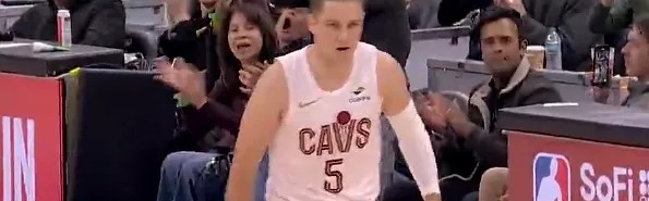 足球即时比分-梅里尔三分命中，骑士第三节已打出34-16领先到两位数分差