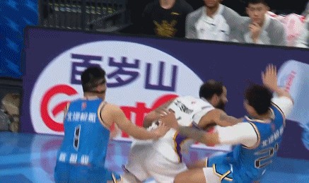 篮球比赛-手感糟糕！赵睿复出6中0得0分8助攻 末节伤退离场引关注|北京|里勒|篮板|北控|大战_新浪新闻